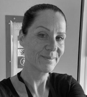 louise-photoaidcom-greyscale